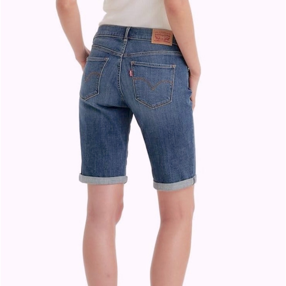 501 button fly Size 25 / 0 relaxed fit cuffed blue jean denim Bermuda shorts EUC